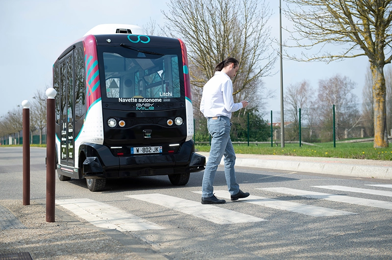 Navette autonome à proximité d’un passage piéton